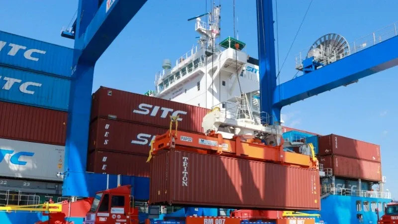 Hình ảnh minh họa công nghệ quản lý mua hàng thông minh trong môi trường logistics với xe tải và hệ thống số hóa